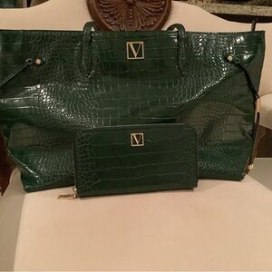 Beautiful tote wallet included. Classy, trendy, elegant.